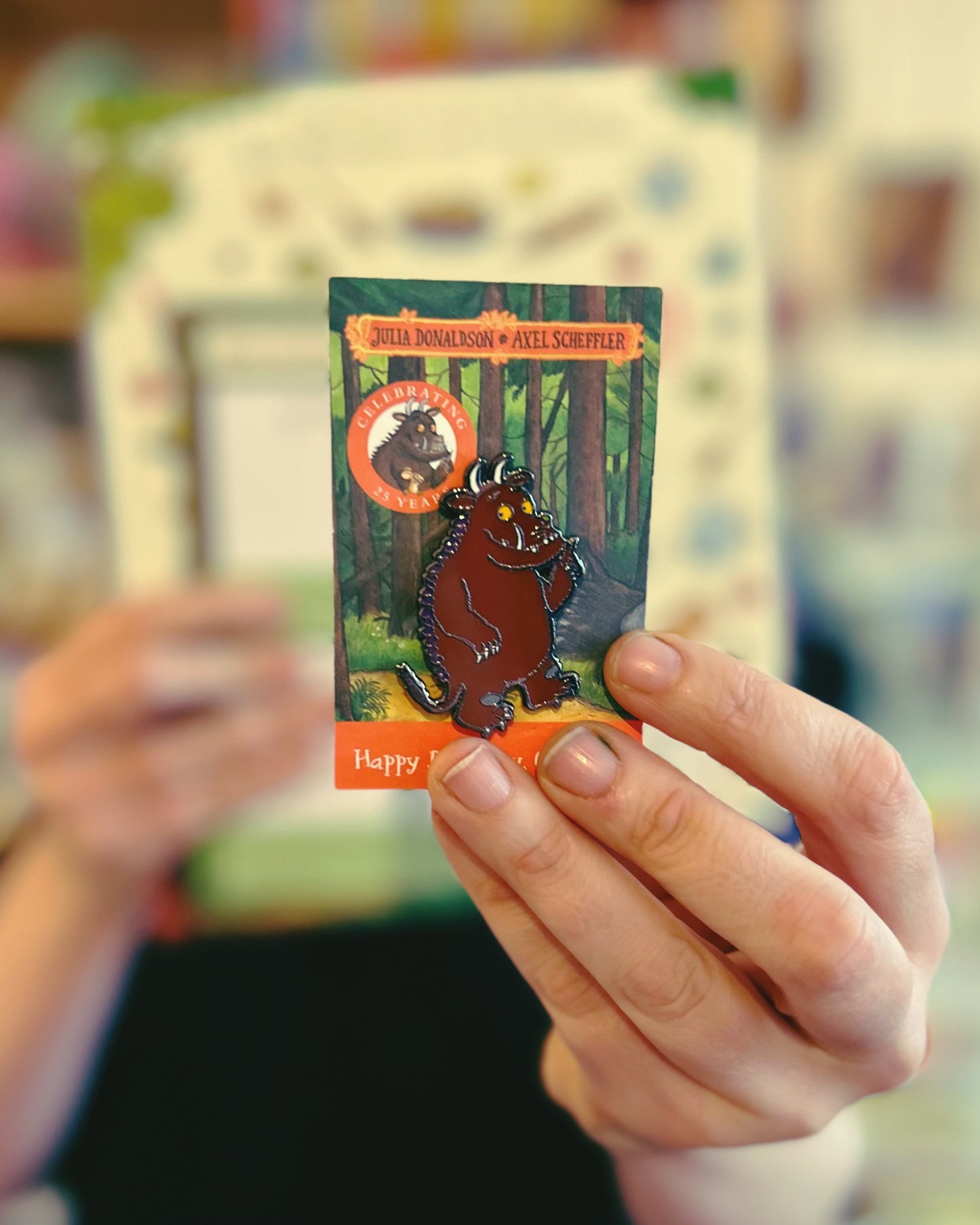 Gruffalo Crumble and Other Recipes: The Gruffalo Cookbook WITH GRUFFALO PIN AND COLOURING SHEET