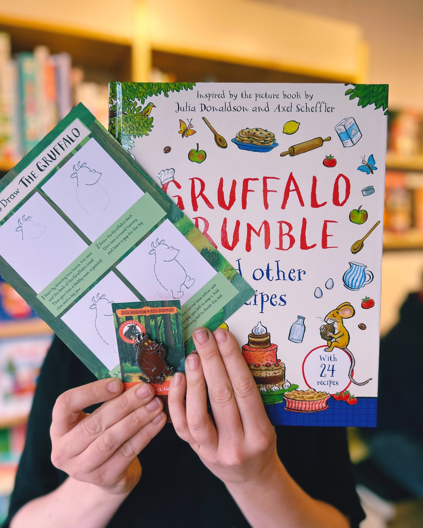 Gruffalo Crumble and Other Recipes: The Gruffalo Cookbook WITH GRUFFALO PIN AND COLOURING SHEET